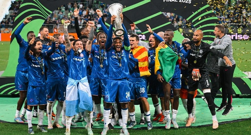 Chelsea goleia Betis de Antony e é campeão da Conference League
